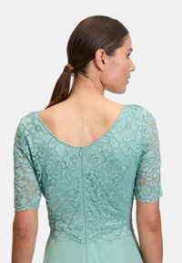 Vera Mont - Sukienka koktajlowa