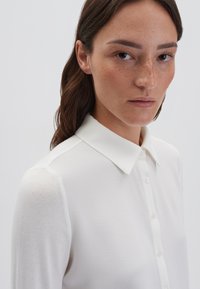 someday. SLIM FIT CRINKLED TEXTURE - Camicia - milk