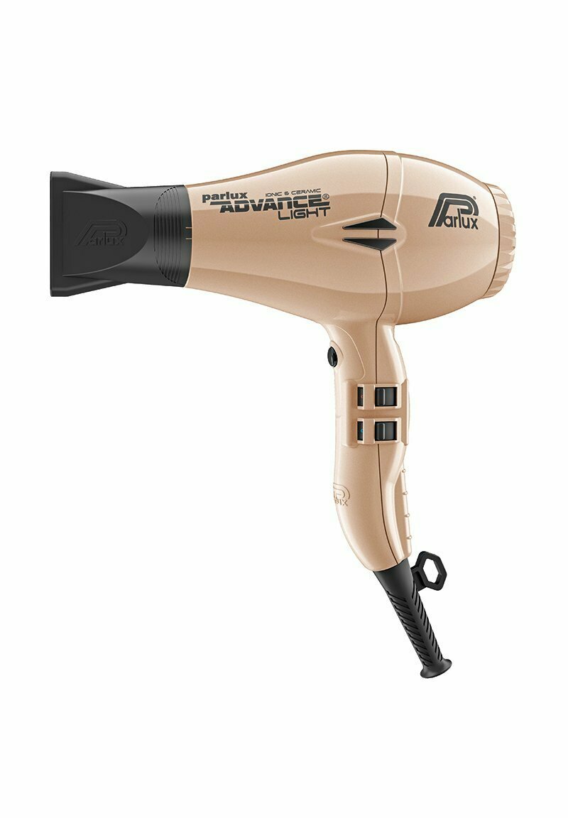 Parlux Advance Light haardroger in beige met zwarte accenten. Voorzien van een gestroomlijnd ontwerp, een textuurhandvat, bedieningsknoppen en een smalle mondstuk.
