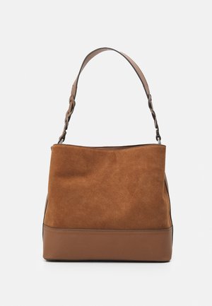 Sac d'épaule en daim et cuir marron avec une bandoulière en cuir tressé et une base rectangulaire sur fond blanc.