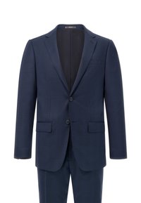 Traje de dos piezas azul marino hecho de tela texturizada; cuenta con dos botones, solapas de muesca y bolsillos laterales en la chaqueta y los pantalones.