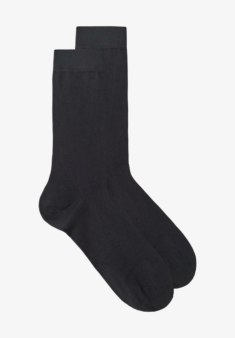 Schwarze Baumwollsocken mit glatter Textur und geripptem Bund, im klassischen knielangen Design und nahtloser Zehenkonstruktion.