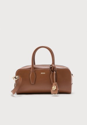 Geantă de mână din piele maro cu două mânere, logo BOSS auriu pe față, curea detașabilă și accesoriu portchei auriu.