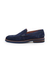 Námořnické modré semišové slip-on boty s zaoblenou špičkou, kontrastním švem a hnědou koženou podešví s vrstevnatým designem.