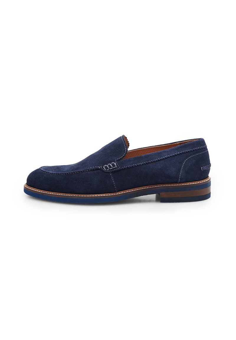 Námořnické modré semišové slip-on boty s zaoblenou špičkou, kontrastním švem a hnědou koženou podešví s vrstevnatým designem.