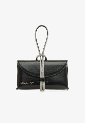 Pochette en cuir noir avec un rabat arrondi, dotée d'une bandoulière en strass scintillants et d'un accent en nœud. Logo signature en doré à l'avant.