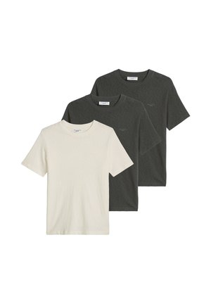 Tre t-shirt semplici a maniche corte con scollo rotondo in bianco e due tonalità di grigio scuro, disposte distese e sovrapposte.