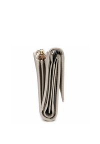 Billetera de cuero gris claro con un acabado texturizado; cuenta con un zipper en tono dorado y múltiples compartimentos plegados para la organización.