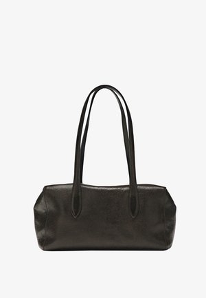 Czarna skórzana prostokątna torba na ramię z długimi podwójnymi paskami i teksturowanym wykończeniem, przedstawiona na jednolitym białym tle.