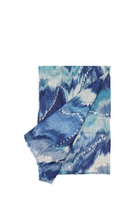 Scarf blu con un motivo astratto fluente in diverse sfumature di blu e crema chiaro, con bordi sfrangiati e una consistenza morbida.