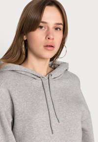 Monki Sweatshirt com capuz - grey melange