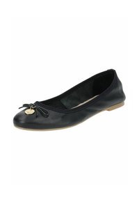 Ballerine in pelle nera con punta tonda, dettaglio a fiocco nella parte anteriore e un piccolo ciondolo dorato; suola piatta e interno imbottito.