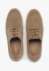 Beżowe zamszowe buty z okrągłym noskiem, zawiązywane na sznurowadła, z białą gumową podeszwą. Wnętrze wyłożone dla zwiększenia komfortu.
