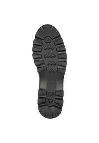 Semelle d'une botte noire avec un motif de bande de roulement profond et robuste et le nom de la marque "Shore" embossé près de la voûte.