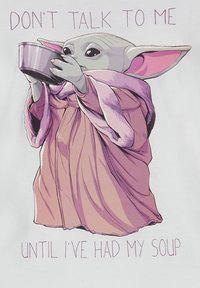 Personaggio dei cartoni animati con grandi orecchie che indossa un accappatoio rosa, tiene in mano una ciotola grigia. Il testo sopra recita "NON PARLARMI FINCHÉ NON HO MANGIATO LA MIA ZUPPA."