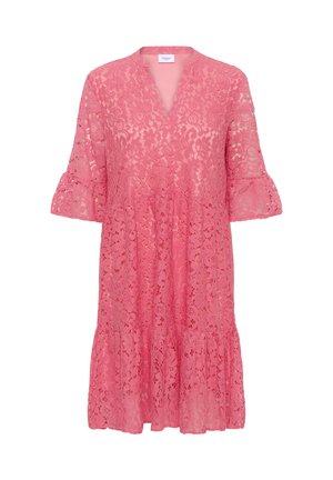 Rozā mežģīņu kleita ar V-veida kakla izgriezumu, plati uzmavu un daudzslāņu apakšu. Audumam ir sarežģīta ziedu raksts visā tā virsmā.