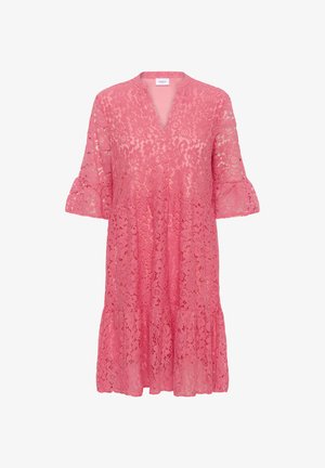 Rozā mežģīņu kleita ar V-veida kakla izgriezumu, plati uzmavu un daudzslāņu apakšu. Audumam ir sarežģīta ziedu raksts visā tā virsmā.