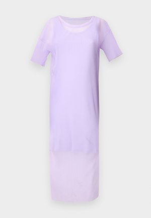 Vestido midi de canalé color lila con mangas cortas, escote redondo y una textura suave. La longitud llega justo por encima de los tobillos.