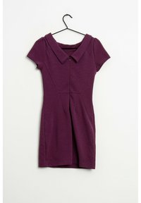 Krátké fialové šaty s límečkem, krátkými rukávy a zipem vpředu. Tkanina má strukturovaný, žebrovaný vzor a rozšířenou sukni.