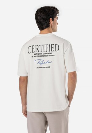 Bílý bavlněný tričko s grafikou na zadní straně, na které je černý nápis "CERTIFIED" a "AUTHENTIC STREETWEAR", zvýrazněné modrými podpisovými detaily.