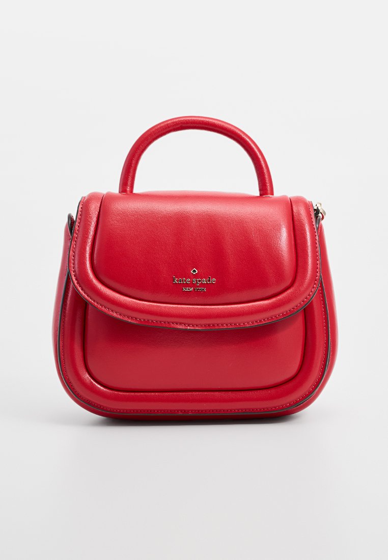 Rode leren handtas met een bovenhandgreep, een gladde textuur en een klepsluiting. Voorzien van een goudkleurig logo en minimale stikdetails.