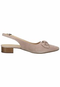 Chaussure à bride arrière en daim beige avec un petit talon empilé, un bout pointu et un nœud décoratif à l'avant.