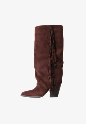 Botte haute en daim marron avec un détail de franges sur le côté extérieur et un talon bloc empilé.