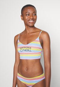 Set di bikini a righe multicolori con spalline sottili e scollatura a forma di barca. La parte superiore presenta un logo stampato in nero sul petto.
