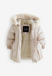 Manteau d'hiver beige rembourré avec une capuche en fausse fourrure, des boutons dorés, des poignets élastiques et une doublure douce, portant une étiquette de marque à l'intérieur.