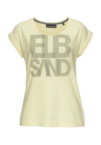 Gelbes Kurzarm-T-Shirt mit rundem Halsausschnitt, das einen großen grauen Fettdruck "ELBSAND" auf der Vorderseite zeigt. Weicher Baumwollstoff.