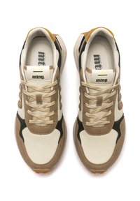 Beige-brauner Sneaker mit Obermaterial aus Mesh und Wildleder. Verfügt über schwarze Akzente, runde Schnürsenkel und ein Logo auf der Zunge. Strukturierte Sohle.