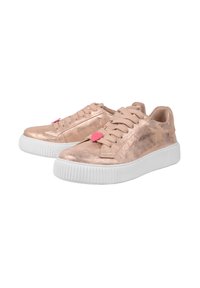 Sneakers metallici color rosa oro con suola in gomma bianca testurizzata, design con lacci e un accento a forma di cuore rosa sui lacci.