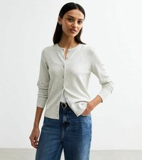 Ljusgrå cardigan gjort av mjukt stickat tyg, med rund halsringning, knappstängning och ribbade ärmar, i kombination med högmidjade blå jeans.
