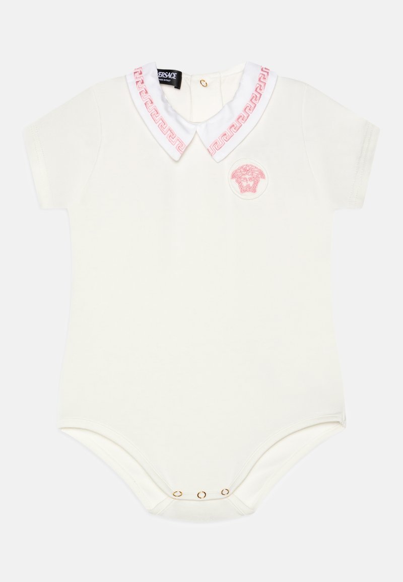 Bela bombažna otroška bodi z kratkimi rokavi, s poudarkom na rožnatem grškem ključu okoli ovratnika, izšitim rožnatim logotipom leva in z zlatimi pritiskači na dnu.