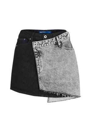 Traper suknja s crno-sivim blokovima boja, neurednim rubom i pripijenim pojasom s kopčanjem na gumb.