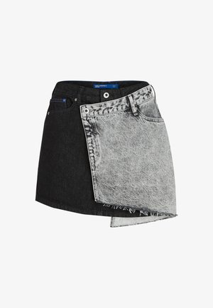 Denim seelik, millel on must ja hall värviplokkide disain, toorvars ja sobiv vöökoht nööbiga kinnitamiseks.