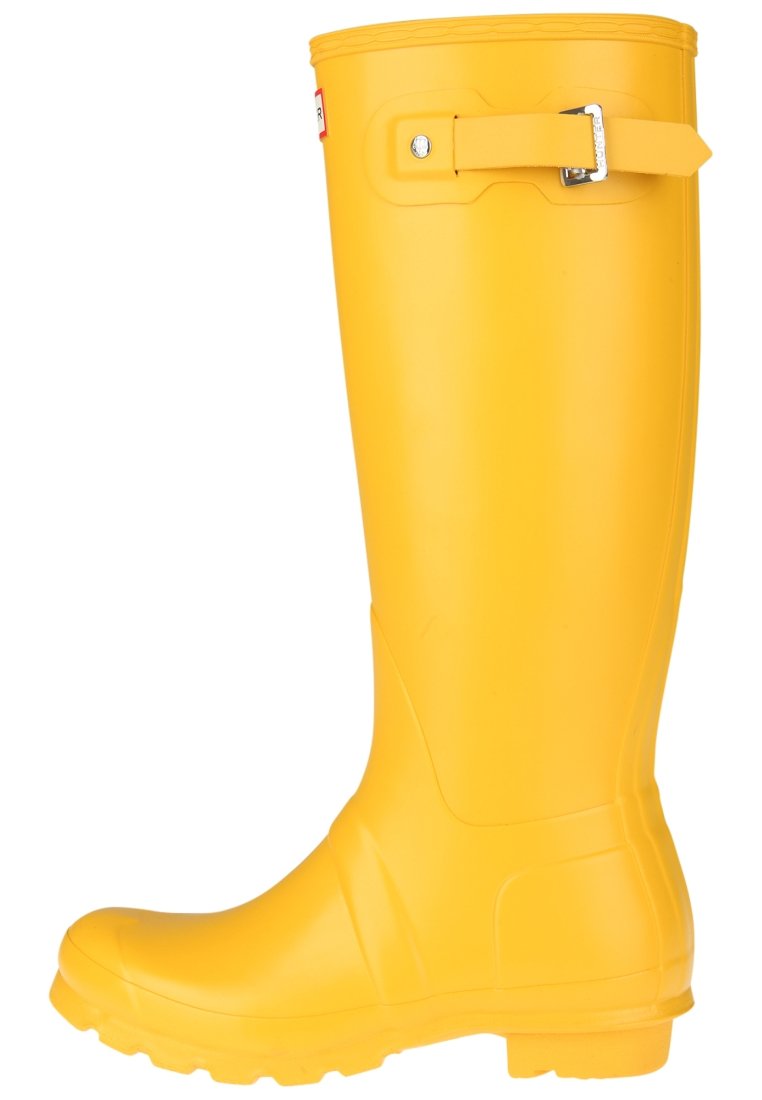 Botte de pluie en caoutchouc jaune avec une surface lisse, une sangle à boucle réglable et une semelle texturée pour une meilleure adhérence. Design haut, orteil arrondi et corps sans couture.