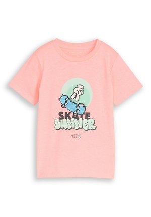 Różowa koszulka z krótkim rękawem z grafiką ręki trzymającej niebieski deskorolkę oraz napisami „SKATE SUMMER” i „LET'S RIDE” poniżej.