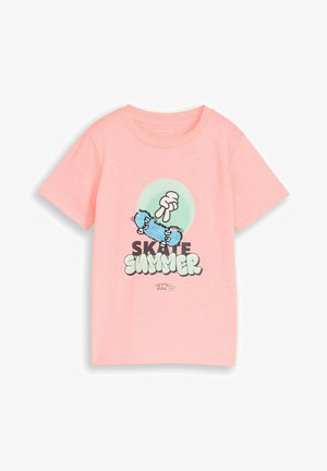 Camiseta de manga corta rosa con gráfico de una mano sosteniendo un monopatín azul y texto "SKATE SUMMER" y "LET'S RIDE" abajo.