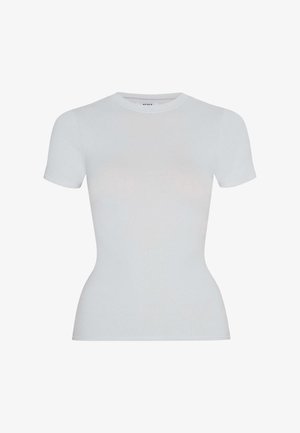 Witte nauwsluitende T-shirt met korte mouwen en ronde hals, met zichtbare stiknaden, afgebeeld op een effen achtergrond.