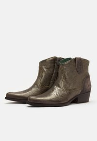 Metaliczne brązowe botki za kostkę z fakturowanym wykończeniem, spiczastym noskiem, bocznym zamkiem błyskawicznym oraz brązowymi zamszowymi akcentami na pięcie i boku.