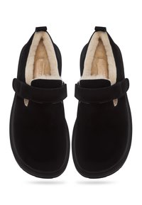 Sorte slip-on sko med justerbare stropper og beige fleecefor, designet til komfort og varme.