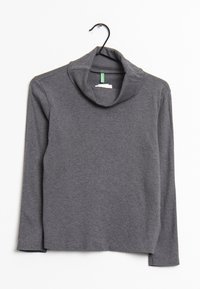 Grauer Langarmoberteil mit einem Kragen. Hergestellt aus einem weichen, dehnbaren Stoff. Verfügt über ein hängendes Etikett am inneren Kragen.