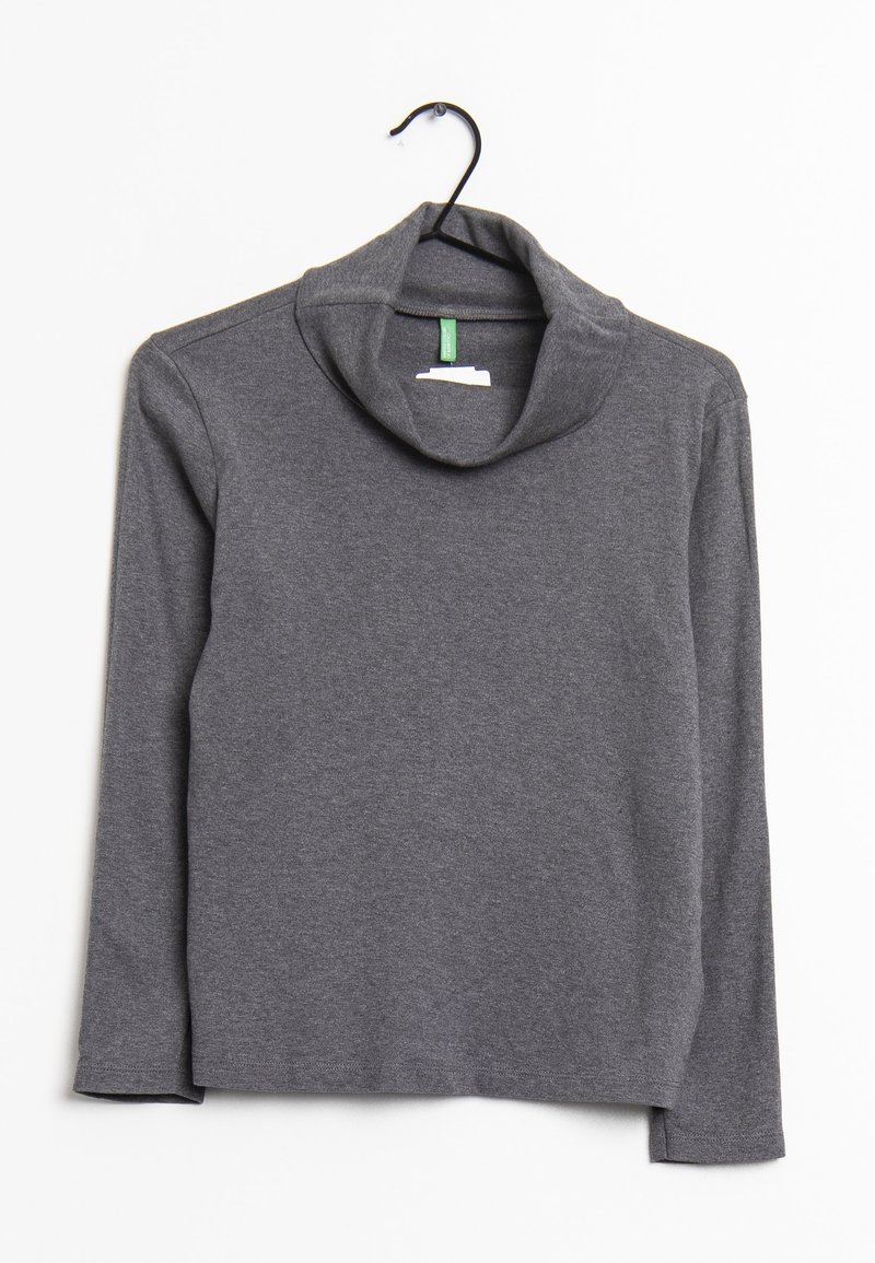 Grauer Langarmoberteil mit einem Kragen. Hergestellt aus einem weichen, dehnbaren Stoff. Verfügt über ein hängendes Etikett am inneren Kragen.