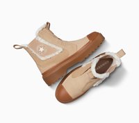 Botas de tobillo de ante beige con un cuello de piel sintética, punta redonda y suela de goma marrón. Presenta un logo de estrella en el lateral y una lengüeta para facilitar colocarse las botas.