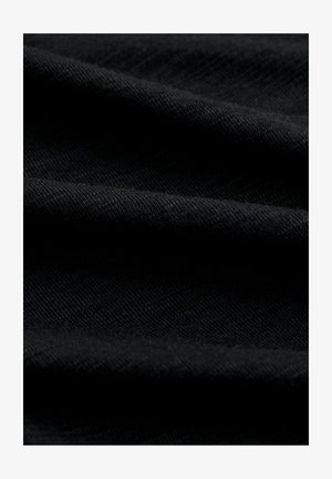 Fekete szövet, lágy, texturált felülettel, hajtogatott rétegekkel és finom szőtt mintával.