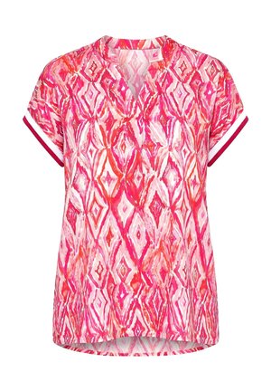 Koszula z krótkim rękawem w geometryczny wzór diamentów w kolorze różowym, czerwonym i białym, z dekoltem w serek i paskowanymi mankietami na rękawach.