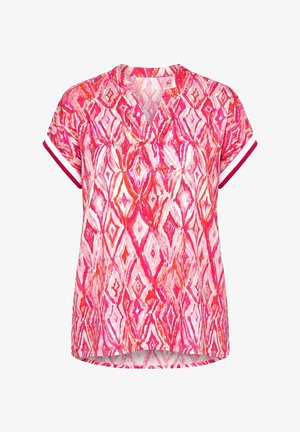 Chemise à manches courtes avec motif géométrique en losanges rose, rouge et blanc, encolure en V et poignets rayés aux manches.
