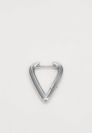 Mosquetón triangular plateado con bordes redondeados, que presenta un acabado metálico pulido y un diseño simple y funcional.