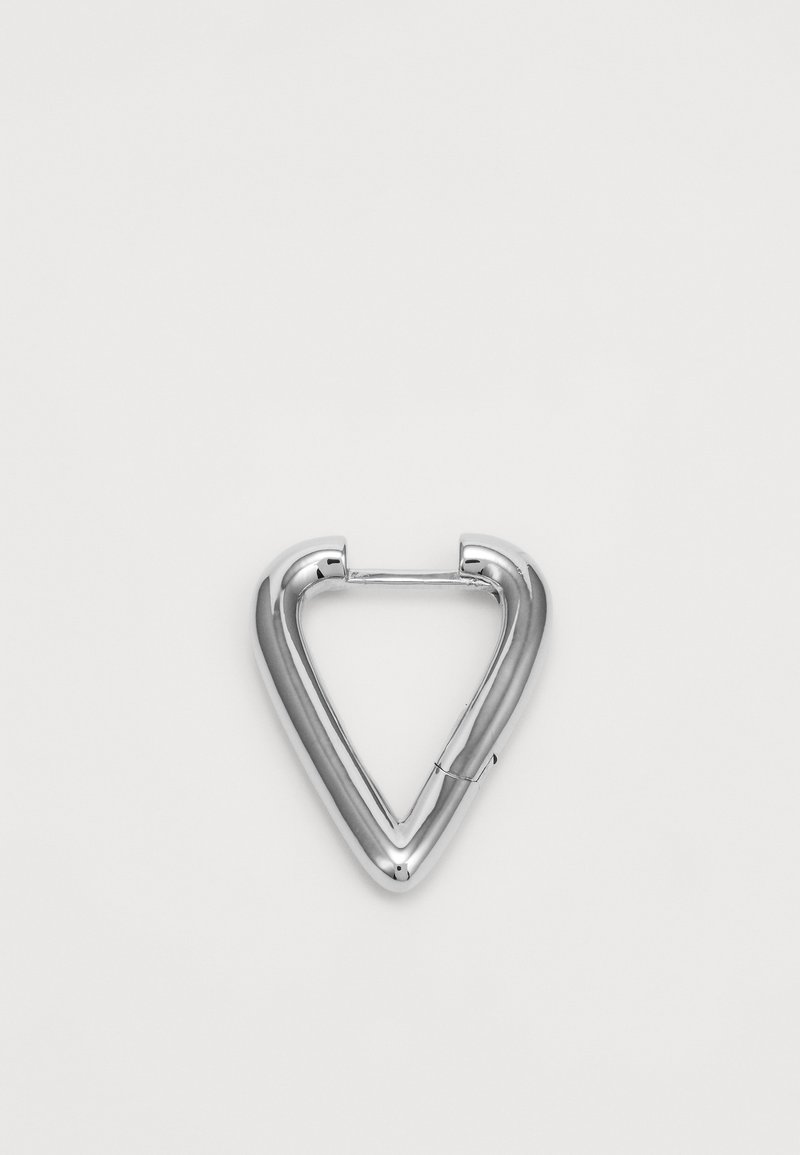 Strieborný trojuholníkový karabínový klip s zaoblenými hranami, s lesklým kovovým povrchom a jednoduchým, funkčným dizajnom.